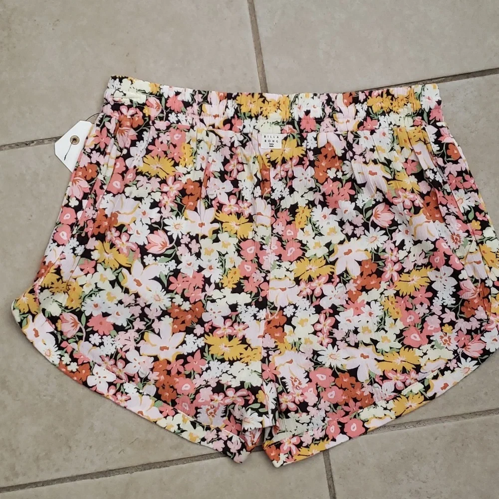 Women's Billabong floral shorts- S - Picture 3 of 3
